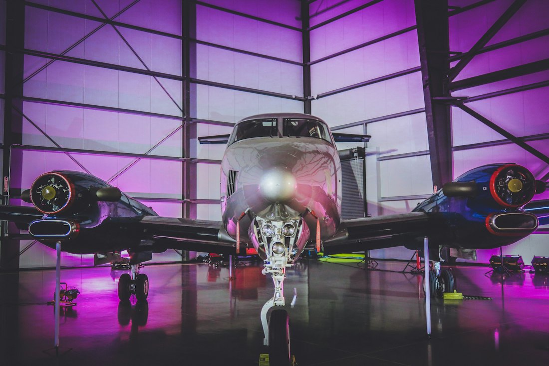 Aeronave blanca dentro de hangar para avalúo de aeronaves